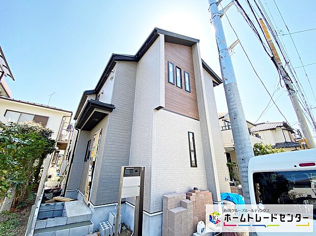 【現地外観写真】☆街に溶け合う美しい景観を生みだしているにも関わらず、採光や風通しを考えて設計された間取り。近隣との視線を考え、街全体で調整される窓位置。外観だけでなく、そこに住まうご家族の心地よさを最優先しました。