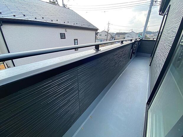 【バルコニー】太陽に愛された邸は、陽当り・通風に優れた魅力的かつ快適さを追求した邸宅でした。ここに住むからこそ意味がある。そんな特別感に浸りながら、毎日をお過ごし頂けるお家がこちらです♪