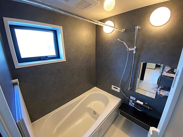 【浴室】『一日の疲れを落としてくれる場所は、一番落ち着く場所でなければならない』高級感溢れるカラーと大きさ・柔らかな曲線で構成された半身浴も楽しめるバスタブの心地よさを是非!!