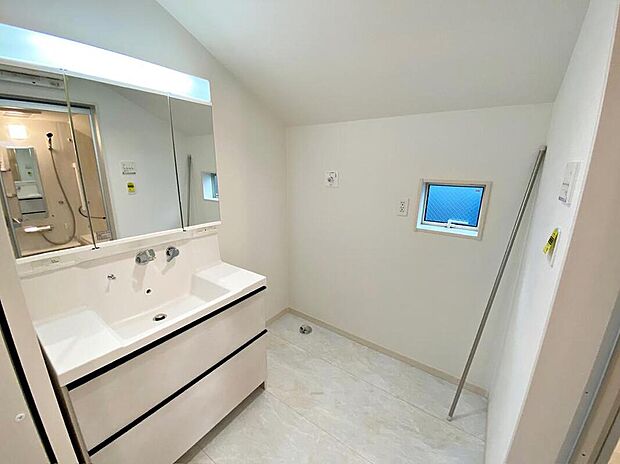 【洗面台・洗面所】収納スペースもバッチリなこちらの洗面化粧台。忙しい朝の時間にお役立ち!化粧品やヘアケア用品など細かな物もしっかり収納しておけるから「あれ?アレどこだっけ?」がなくなること間違いなし♪