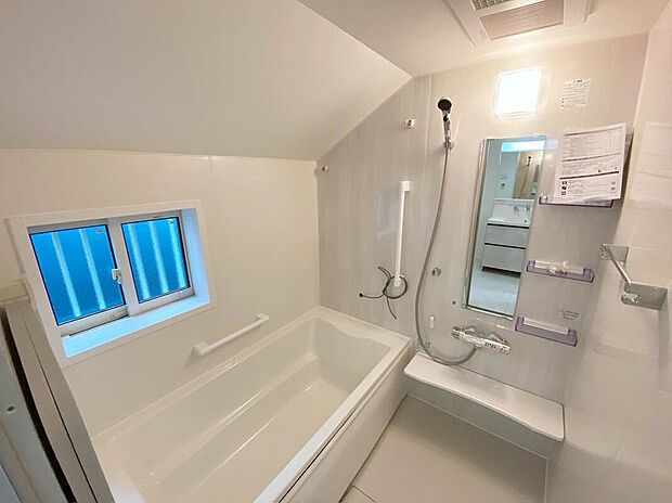 【浴室】『一日の疲れを落としてくれる場所は、一番落ち着く場所でなければならない』高級感溢れるカラーと大きさ・柔らかな曲線で構成された半身浴も楽しめるバスタブの心地よさを是非!!