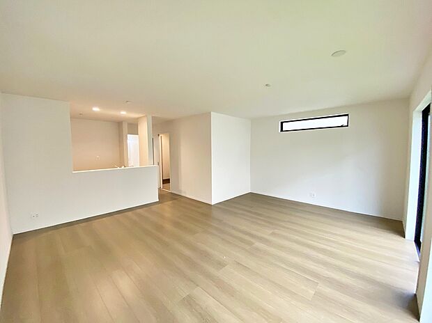 【☆Living Room☆ 】☆Living Room☆
ここにはみんなが集い、食事と楽しい会話が始まる。話に夢中になるとついつい時を忘れ夜半過ぎになってしまう。そんな束の間の幸せを感じさせてくれる場所♪