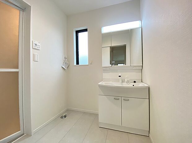【☆Powder Room☆ 】☆Powder Room☆
収納スペースもバッチリなこちらの洗面化粧台。忙しい朝の時間にお役立ち!化粧品やヘアケア用品など細かな物もしっかり収納しておけるから「あれ?アレどこだっけ?」がなくなること間