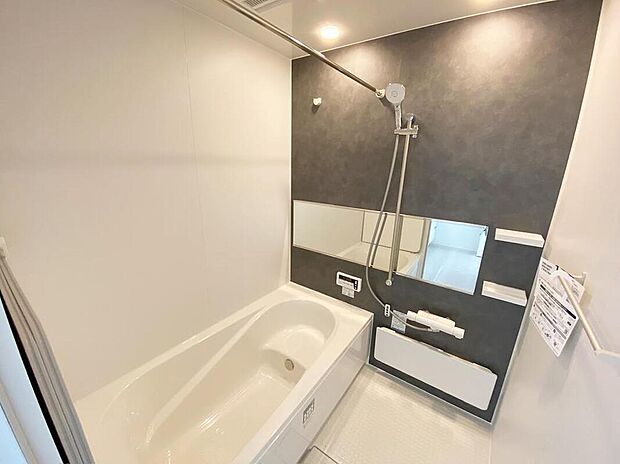 【浴室】『一日の疲れを落としてくれる場所は、一番落ち着く場所でなければならない』高級感溢れるカラーと大きさ・柔らかな曲線で構成された半身浴も楽しめるバスタブの心地よさを是非!!