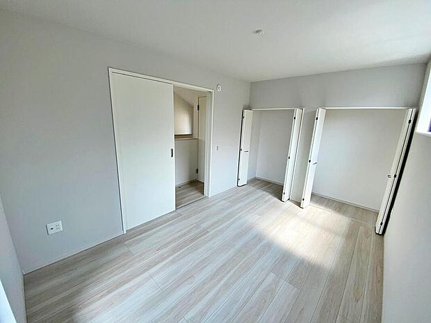 【リビング以外の居室】住まう方でカスタマイズしていただけるシンプルなデザインの内装。ご自身で素敵な空間を創り上げられます。