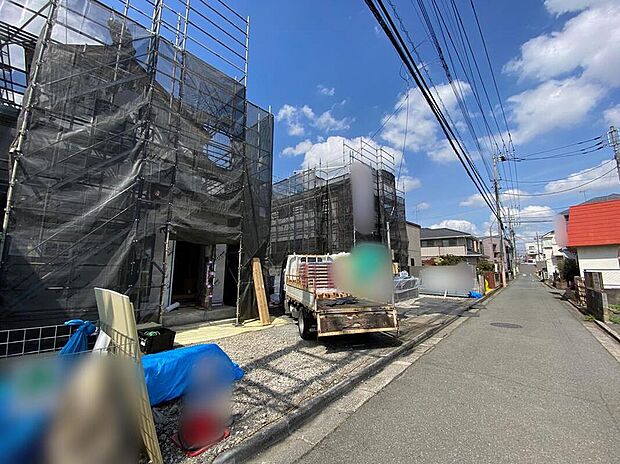 【前面道路含む現地写真】☆落ち着いた住環境で心安らぐ低層住宅地。周辺に高い建物が無く、空が広く大きく感じられます。スーパー・コンビニも徒歩圏内で毎日のお買い物に便利な立地です♪