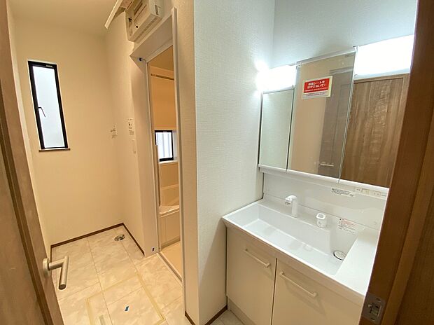 【☆Powder Room☆ 】☆Powder Room☆
収納スペースもバッチリなこちらの洗面化粧台。忙しい朝の時間にお役立ち!化粧品やヘアケア用品など細かな物もしっかり収納しておけるから「あれ?アレどこだっけ?」がなくなること間