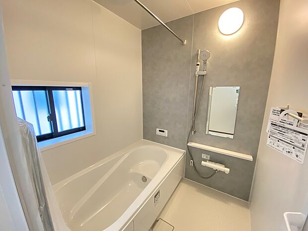 【☆System Bath☆ 】☆System Bath☆
半身浴も楽しめる一坪タイプの浴室は、防カビ仕様となっており、お掃除も楽々です。浴室乾燥機を完備し雨の日のお洗濯も安心です。