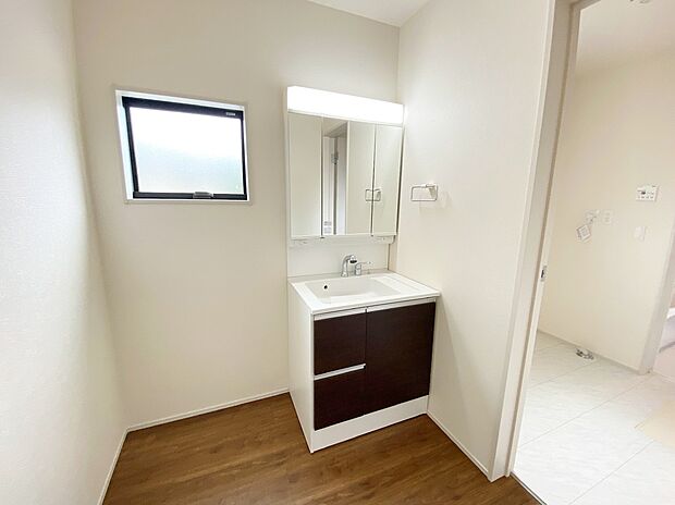 【☆Powder Room☆ 】☆Powder Room☆
収納スペースもバッチリなこちらの洗面化粧台。忙しい朝の時間にお役立ち！化粧品やヘアケア用品など細かな物もしっかり収納しておけるから「あれ？アレどこだっけ？」がなくなること間