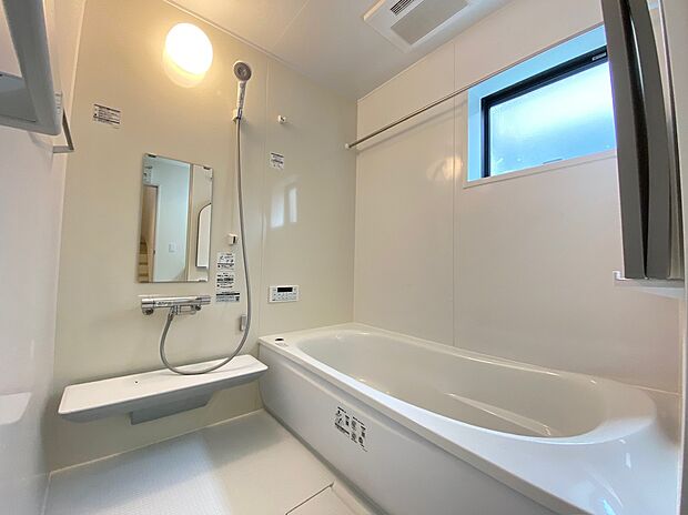 【☆System　Bath☆ 】☆System　Bath☆
半身浴も楽しめる一坪タイプの浴室は、防カビ仕様となっており、お掃除も楽々です。浴室乾燥機を完備し雨の日のお洗濯も安心です。