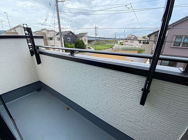 【☆Balcony☆ 】2路線利用可能で通勤通学に便利☆
駐車スペースも完備！
お買い物施設まで徒歩圏内で毎日のお買い物に便利です♪
収納豊富・住みやすい間取りを、ぜひ現地でお確かめください♪♪