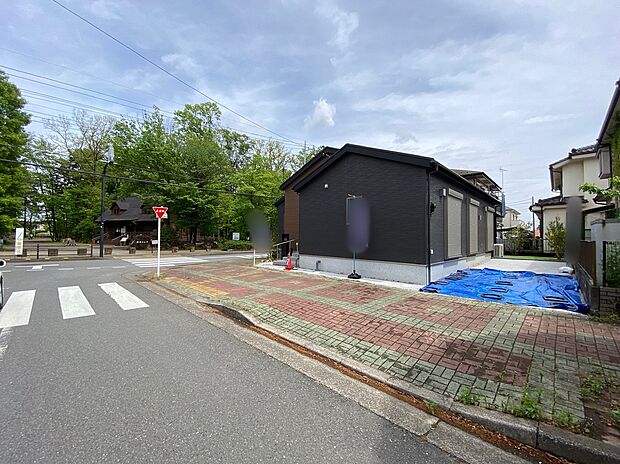 【前面道路含む現地写真】☆一戸建ての大きなメリットは、「自分の土地」を自由に使えること。好きなペットとの暮らし、ガーデニングやDIY、車やバイクの手入れなど様々な趣味を楽しめます♪