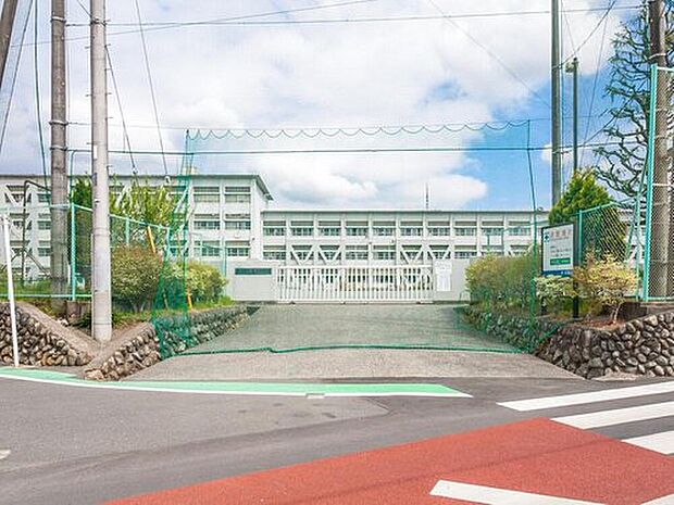 青梅市立第二中学校(約2,600m)