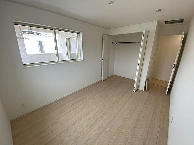 【☆Room☆ 】☆Room☆
充分な広さの収納を備え、採光良好な洋室は、快適空間。プライベートの時間もゆったりお寛ぎ頂けそうです。