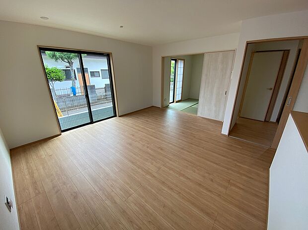 【☆Living　Room☆ 】☆Living　Room☆
窓から陽光が降り注ぐリビング・ダイニング・キッチン。家族が集うにふさわしい、ゆとりある空間です♪