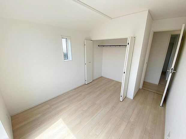 【リビング以外の居室】全居室に収納を完備しておりますので、居室の全空間を有効活用出来ます。自分好みのお部屋で、ゆったりお寛ぎ頂けます。