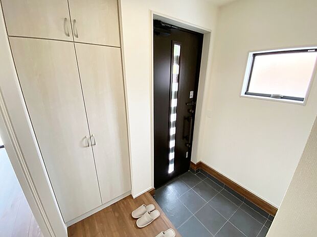 【☆Entrance☆ 】上質感漂う玄関と廊下。居住者の帰り、訪れる方を優しく迎える・安らぎに満ちた生活空間を予感させる。健やかな暮らしを楽しめそう。
