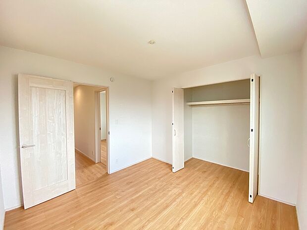 【☆Room☆ 】☆Room☆
居室に完備の収納は、お部屋を広々使うことが出来る優れもの！大切な思い出の品や、「今は使わない」季節ものを大切に保管♪スッキリ綺麗なお部屋で、趣味の時間も更に充実♪