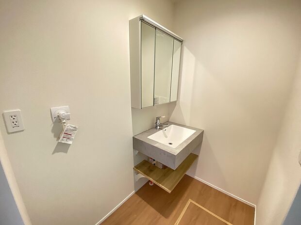 【☆Powder Room☆ 】☆Powder Room☆
十分な大きさの洗面台は収納もさる事ながら、身だしなみチェックや歯磨きなど、朝の慌ただしい時間でもホテルライクなスペースで余裕とゆとりを感じて頂けます。