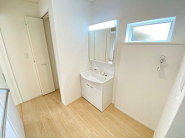 【☆Powder Room☆ 】☆Powder Room☆
収納スペースもバッチリなこちらの洗面化粧台。忙しい朝の時間にお役立ち！化粧品やヘアケア用品など細かな物もしっかり収納しておけるから「あれ？アレどこだっけ？」がなくなること間