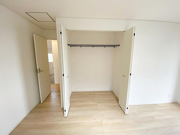 【リビング以外の居室】充分な広さの収納を備え、採光良好な洋室は、快適空間。プライベートの時間もゆったりお寛ぎ頂けそうです。