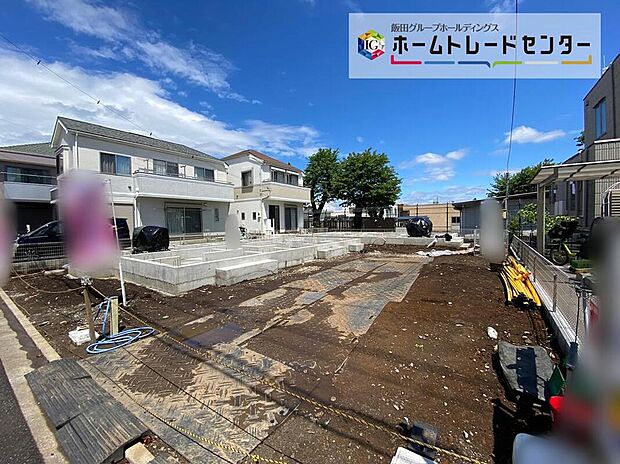 【前面道路含む現地写真】日当たりの良い道路に面したお住まい。採光・通風にも配慮された設計で毎日明るい空間をキープします♪