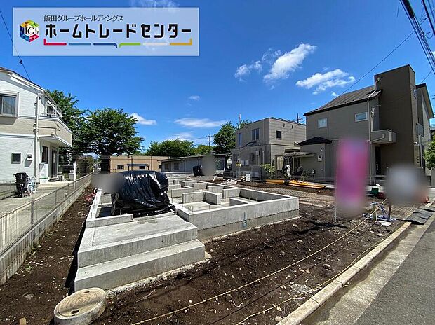 【現地外観写真(A号棟)】基礎工事完了いたしました!これから徐々に家の骨組みが出来上がっていきます。どんな家が建つのか楽しみですね♪