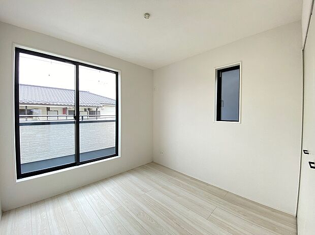 【☆Room☆ 】☆Room☆
バルコニーに面したお部屋は、通風・採光共に良好な上、解放感タップリ♪
明るいお部屋は住まう人の心も明るくしてくれますね☆