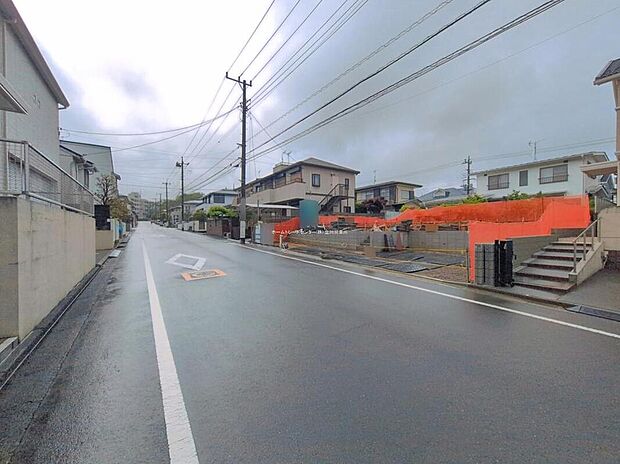 【前面道路含む現地写真】小学校まで徒歩9分♪お子様も無理なく学校へ通える立地です。周囲の交通状況を確認するために、実際に通学路を歩いてみるのもよいですね♪
