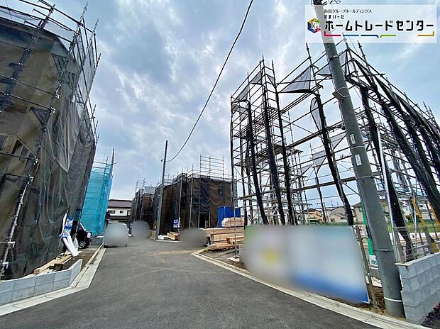 【前面道路含む現地写真】全棟、駐車スペース完備！
一戸建ては都心部などの物件を除き、駐車スペース付きの物件が一般的。玄関と駐車スペースとの行き来もしやすく、天候が悪い日などに便利です◎