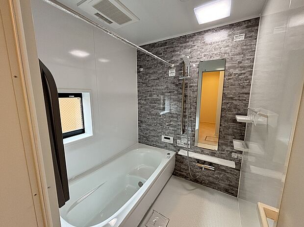 【☆System　Bath☆ 】☆System　Bath☆
『一日の疲れを落としてくれる場所は、一番落ち着く場所でなければならない』高級感溢れるカラーと大きさ・柔らかな曲線で構成された半身浴も楽しめるバスタブの心地よさを是非！！