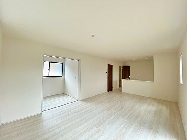 【☆Living Room☆ 】☆Living Room☆
思い思いの過ごし方をする。理想のリビングともいえる空間を実現するには、家族が自然に集まる演出や、適度な距離感を保てる空間の広さも必要ですね。