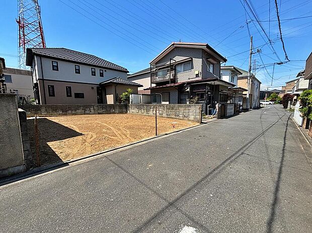 【現地外観写真】☆街に溶け合う美しい景観を生みだせるシンプルシックでおしゃれな外観と住み心地を考え貫いた設計！「ゆとりある落ち着いた暮らし」を叶えます♪
