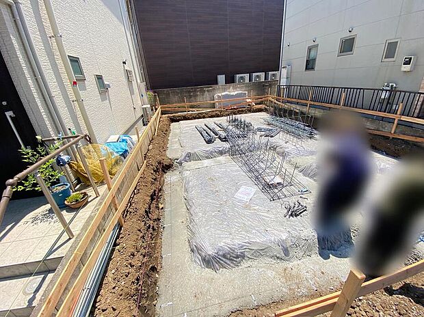 【現地外観写真】☆街に溶け合う美しい景観を生みだしているにも関わらず、採光や風通しを考えて設計された間取り。近隣との視線を考え、街全体で調整される窓位置。外観だけでなく、そこに住まうご家族の心地よさを最優先しました。
