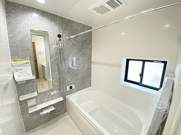 【☆System Bath☆ 】☆System Bath☆
『一日の疲れを落としてくれる場所は、一番落ち着く場所でなければならない』高級感溢れるカラーと大きさ・柔らかな曲線で構成された半身浴も楽しめるバスタブの心地よさを是非!!