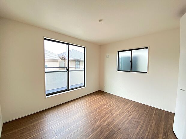 【☆Room☆ 】☆Room☆
大きな窓からたっぷりと陽光が注がれる明るい空間。家族の成長に対応できる永住仕様の間取り。一日の疲れを癒やしてくれる、時を忘れて過ごせる空間。