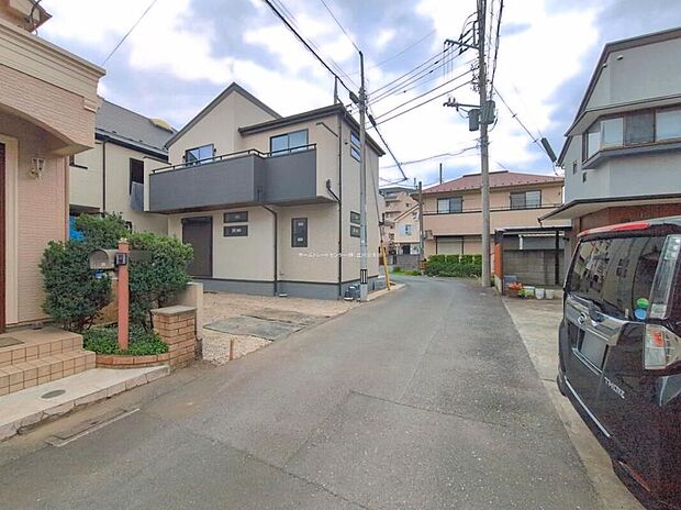 【前面道路含む現地写真】☆一戸建ての大きなメリットは、「自分の土地」を自由に使えること。好きなペットが飼えるほか、ガーデニングやＤＩＹ、車やバイクの手入れなど様々な趣味を楽しめます♪
