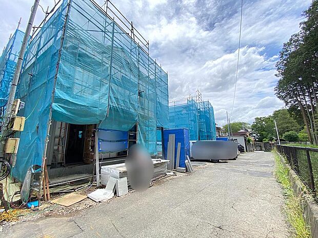 【前面道路含む現地写真】☆街に溶け合う美しい景観を生みだせるシンプルシックでおしゃれな外観と住み心地を考え貫いた設計!「ゆとりある落ち着いた暮らし」を叶えます♪