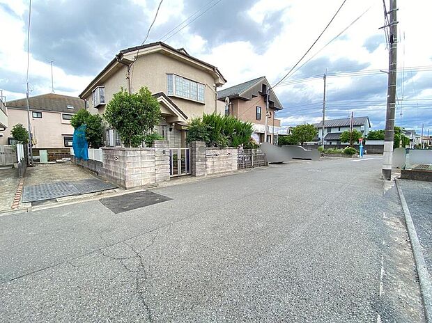 【前面道路含む現地写真】☆街に溶け合う美しい景観を生みだせるシンプルシックでおしゃれな外観と住み心地を考え貫いた設計!「ゆとりある落ち着いた暮らし」を叶えます♪