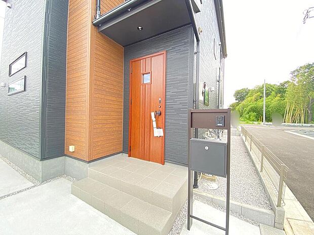 【玄関】ひとたび扉を開けばそこに待っているのは上質な空間とマイホームでの新生活をイメージさせる優雅なひととき。「この家なら…」ではなく「ここに住みたい♪」と思う感動をお届けいたします。