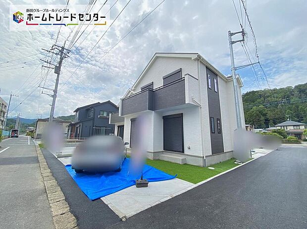 【前面道路含む現地写真】全棟2台分の駐車スペース完備！来客時や、セカンドカーをお持ちの方に便利です◎前面道路は6ｍあるので、車庫入れが苦手な方でも安心して入れられます。