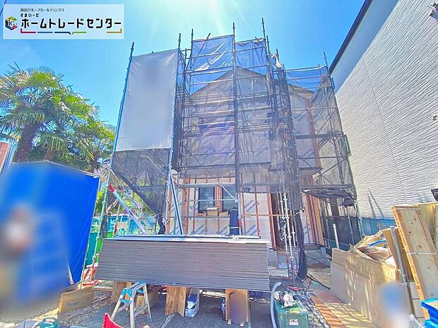【現地外観写真】☆街に溶け合う美しい景観を生みだせるシンプルシックでおしゃれな外観と住み心地を考え貫いた設計！「ゆとりある落ち着いた暮らし」を叶えます♪