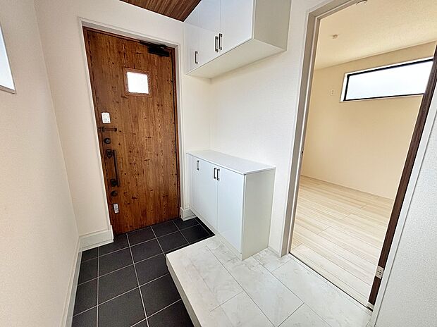 【☆Entrance☆ 】☆Entrance☆
上質感漂う玄関と廊下。居住者の帰り、訪れる方を優しく迎える・安らぎに満ちた生活空間を予感させる。健やかな暮らしを楽しめそう。