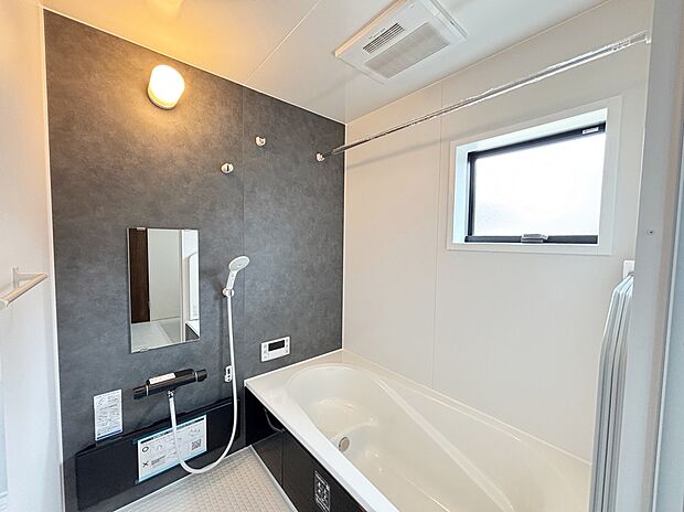 【☆System Bath☆ 】☆System Bath☆
半身浴も楽しめる一坪タイプの浴室は、防カビ仕様となっており、お掃除も楽々です。浴室乾燥機を完備し雨の日のお洗濯も安心です。