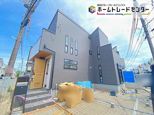 【現地外観写真】☆街に溶け合う美しい景観を生みだせるシンプルシックでおしゃれな外観と住み心地を考え貫いた設計！「ゆとりある落ち着いた暮らし」を叶えます♪