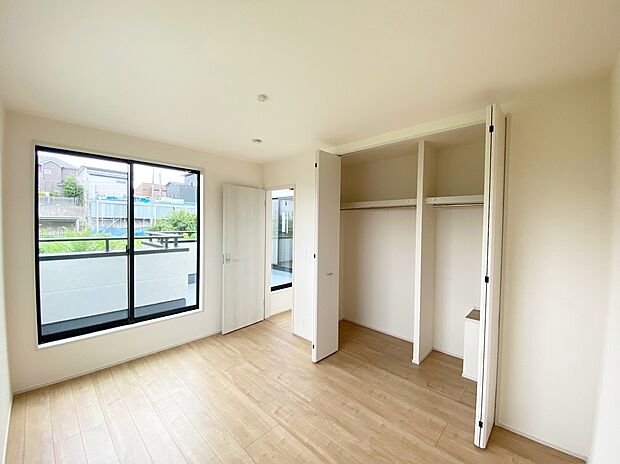【☆Room☆ 】☆Room☆
大きな窓からたっぷりと陽光が注がれる明るい空間。家族の成長に対応できる永住仕様の間取り。一日の疲れを癒やしてくれる、時を忘れて過ごせる空間。