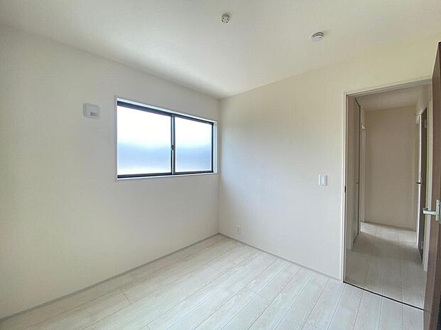 【リビング以外の居室】各部屋を最大限に広く使って頂ける様、全居住スペースに収納付。プライベートルームはゆったりと快適に。