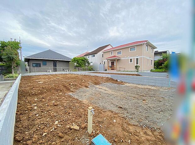 【現地外観写真】土日のご予約はもちろん、平日やお仕事終わりの時間に合わせて夜間のご案内も実施しています。まずはお客様のご都合やご希望をお聞かせください♪お問い合わせをお待ちしています！