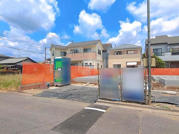 【前面道路含む現地写真】一戸建ての大きなメリットは、「自分の土地」を自由に使えること。好きなペットが飼えるほか、ガーデニングやDIY、車やバイクの手入れなど様々な趣味を楽しめます♪