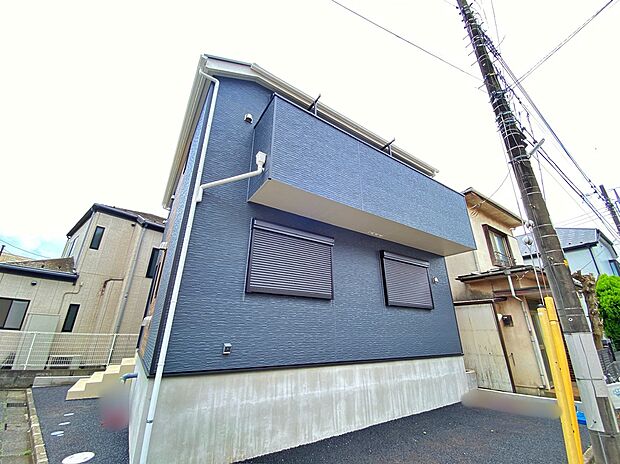 【現地外観写真】☆住む人を映し出す洗練された佇まいは、いつまでも輝き続けながらいつしか街の風景に溶け込んでいきます。デザイン・目に見える設備面も大切ですが、耐震構造で地震に強い家の為、次代へ繋ぐ強固な住宅です。